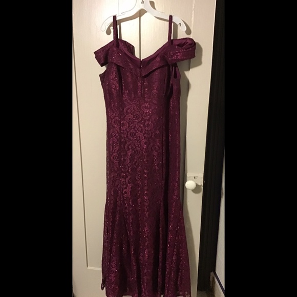 Cold-Shoulder Glitter Lace Mermaid Dress - Picture 9 of 14